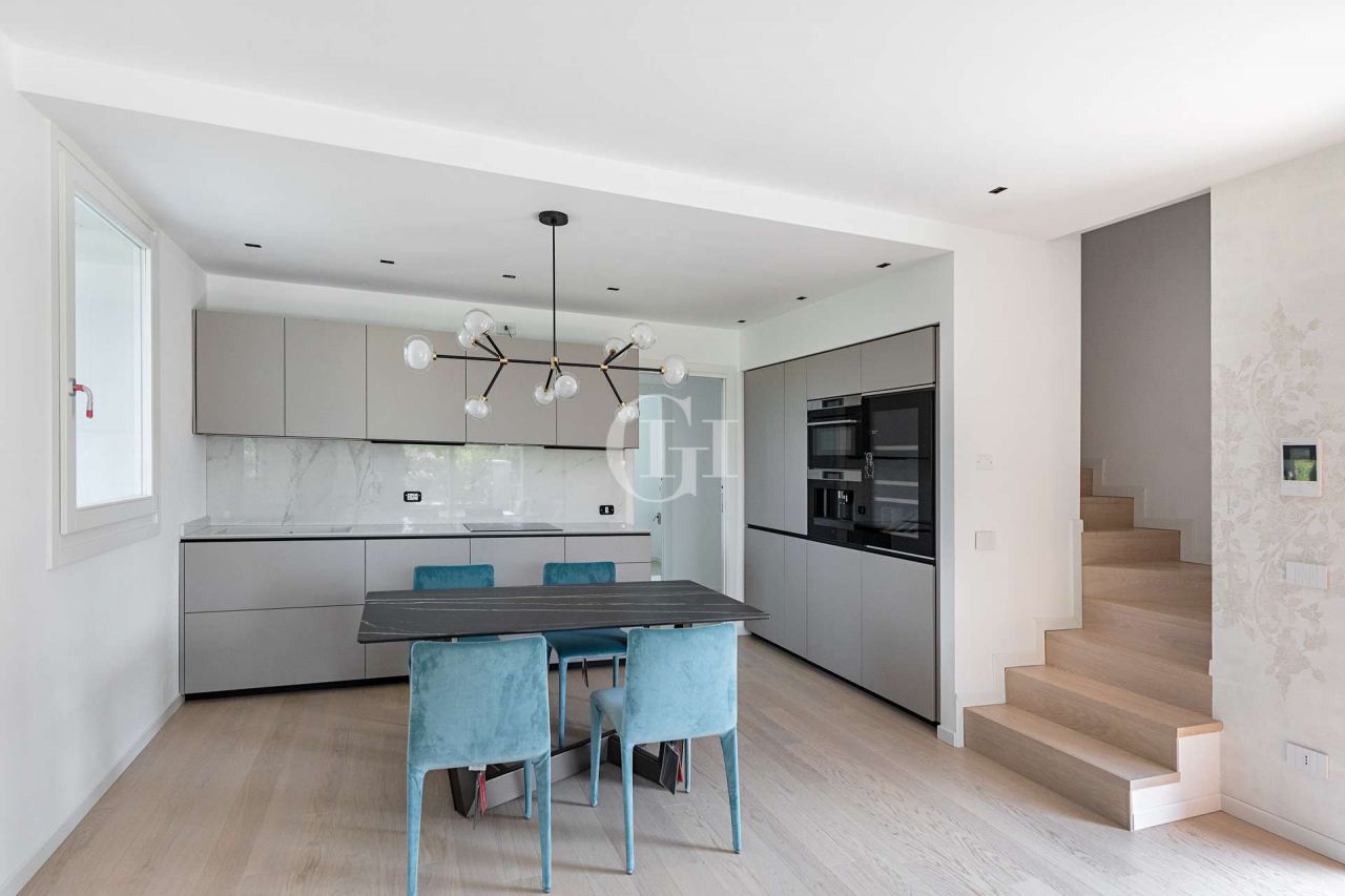 Вилла у озера Гарда, Италия, 231.31 м² - фото 3