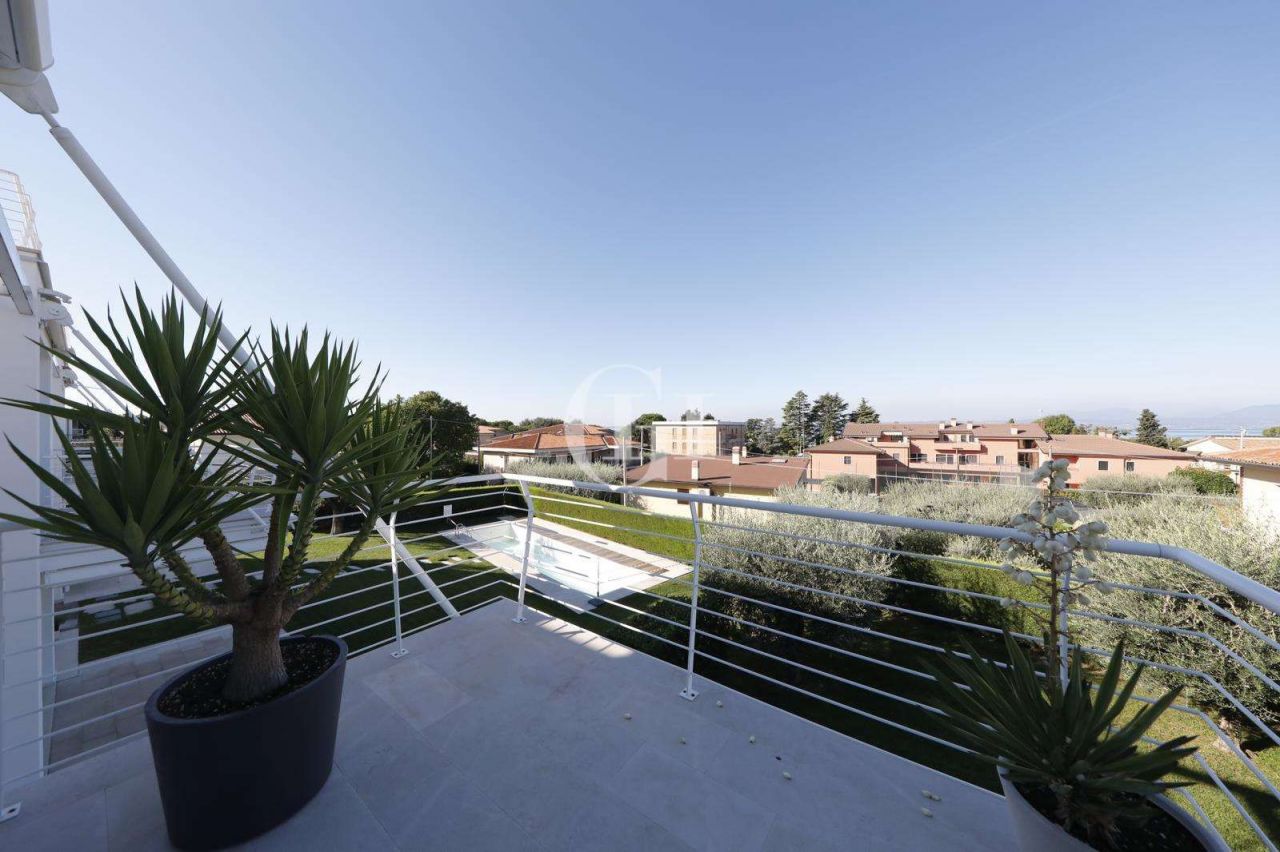 Вилла у озера Гарда, Италия, 195 м² - фото 3