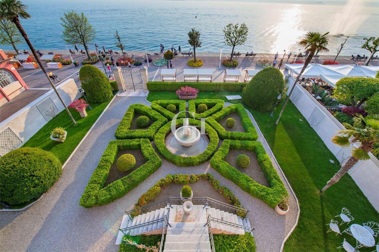 Вилла у озера Гарда, Италия, 985 м² - фото 3