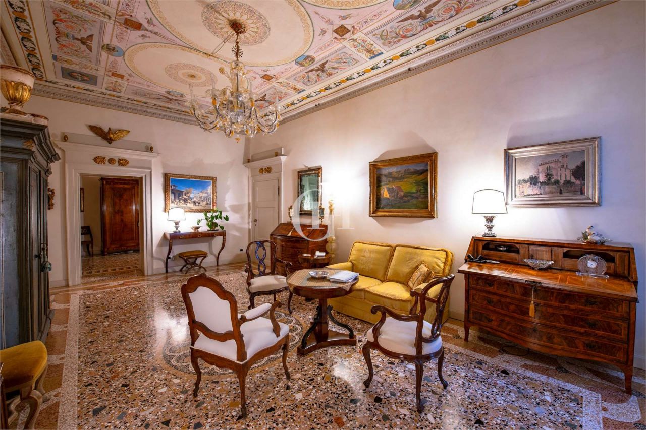 Вилла у озера Гарда, Италия, 985 м² - фото 12