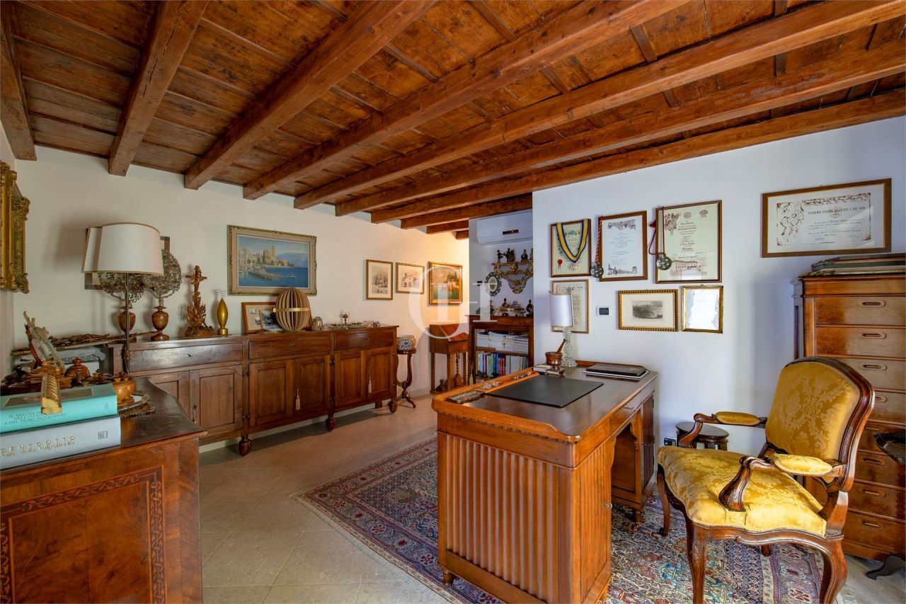 Вилла у озера Гарда, Италия, 985 м² - фото 15