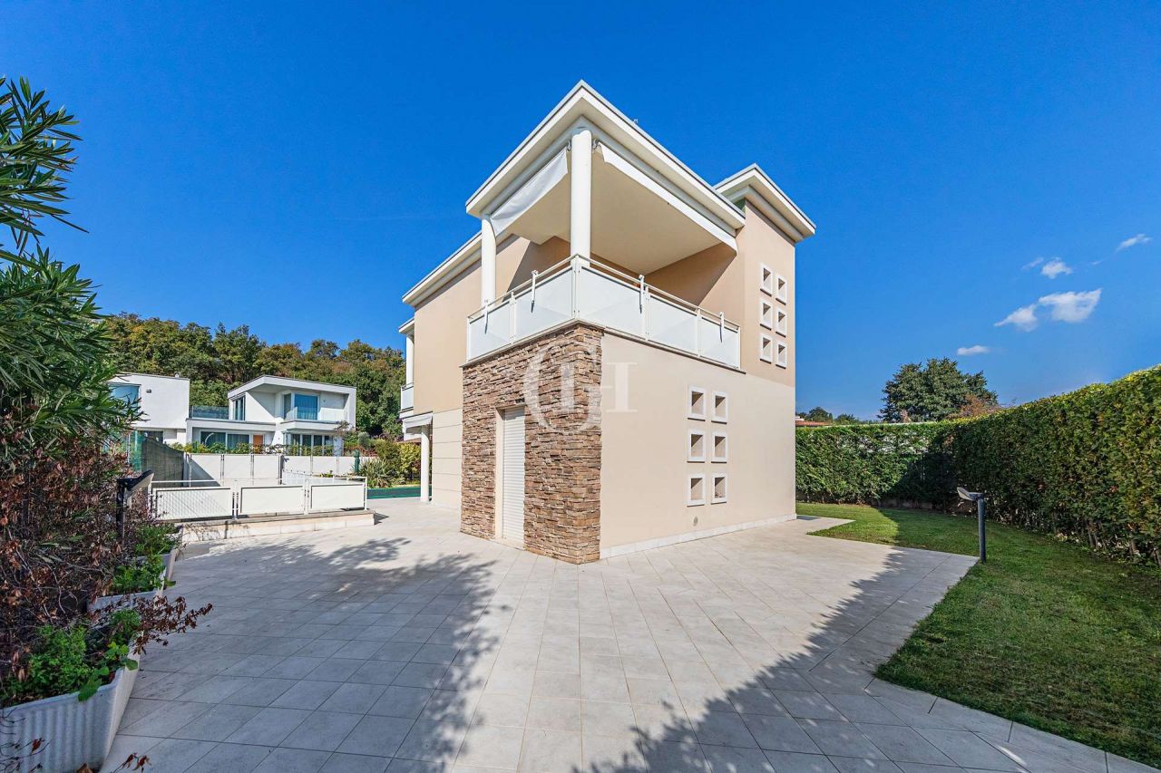 Вилла у озера Гарда, Италия, 210 м² - фото 2