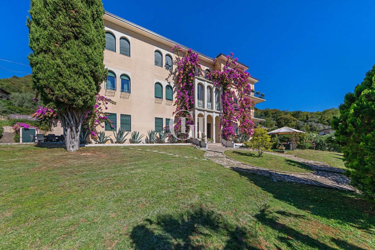 Вилла у озера Гарда, Италия, 1 035 м² - фото 3