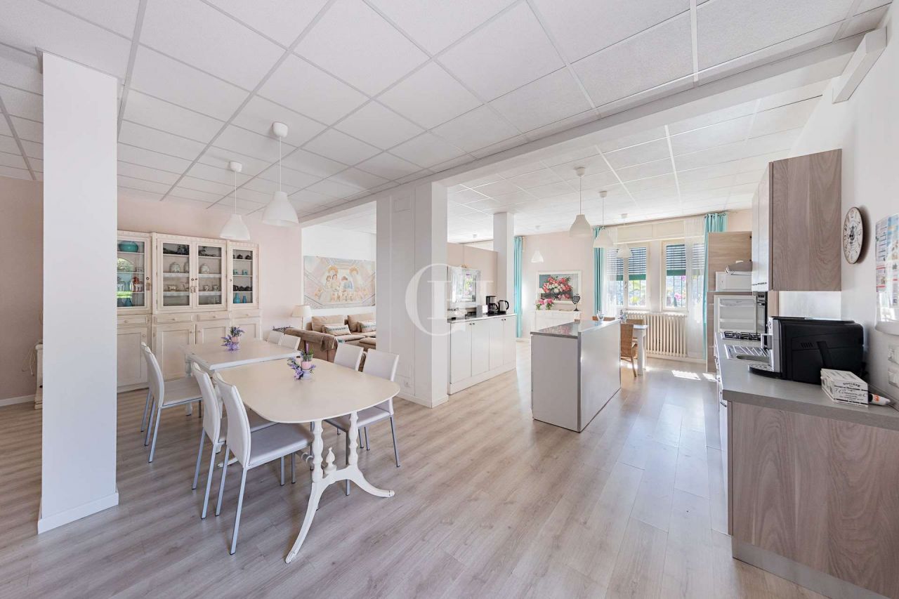 Вилла у озера Гарда, Италия, 1 035 м² - фото 9