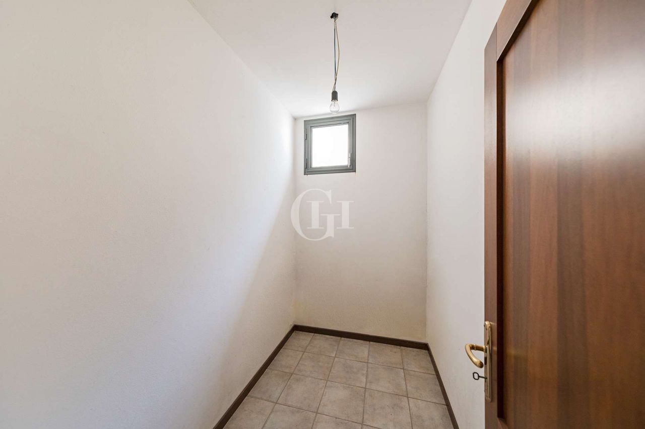 Вилла у озера Гарда, Италия, 300 м² - фото 14