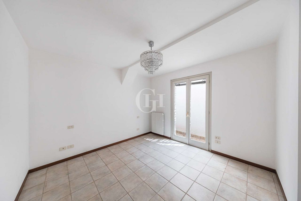 Вилла у озера Гарда, Италия, 300 м² - фото 12