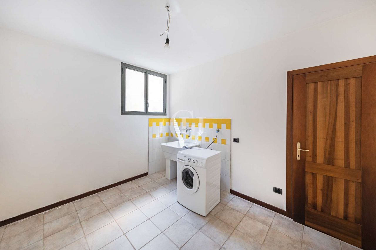 Вилла у озера Гарда, Италия, 300 м² - фото 13