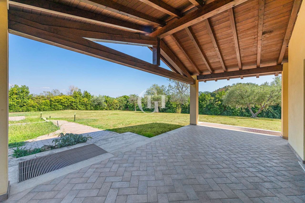 Вилла у озера Гарда, Италия, 300 м² - фото 2