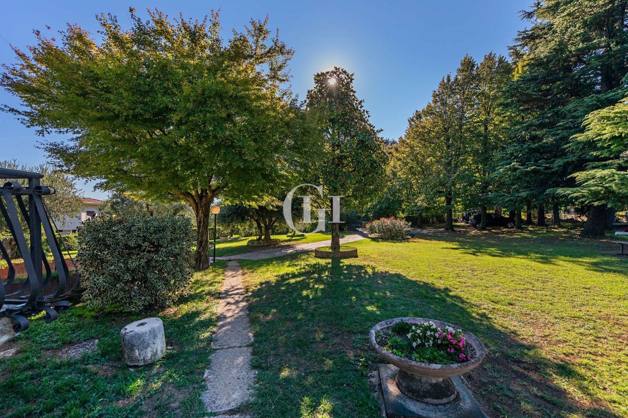 Вилла у озера Гарда, Италия, 515 м² - фото 16