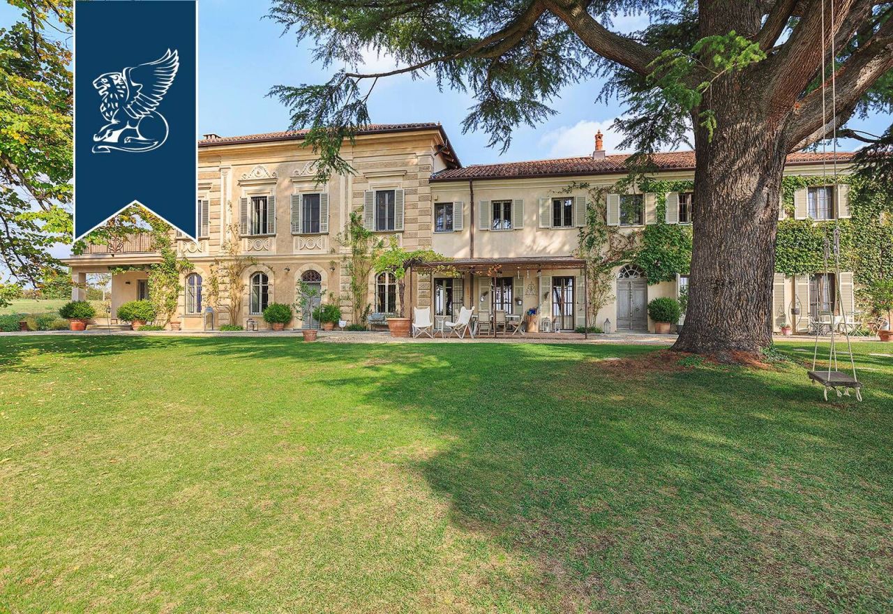 Вилла в Турине, Италия, 1 100 м² - фото 1