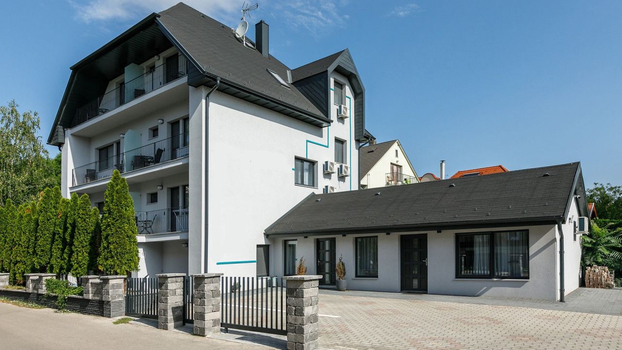 Отель, гостиница в Хевизе, Венгрия, 520 м2 - фото 1