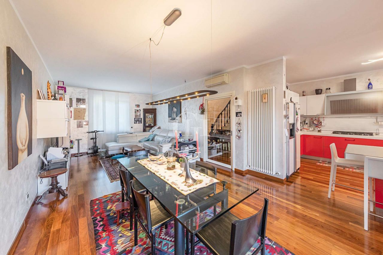 Вилла у озера Гарда, Италия, 180 м² - фото 4