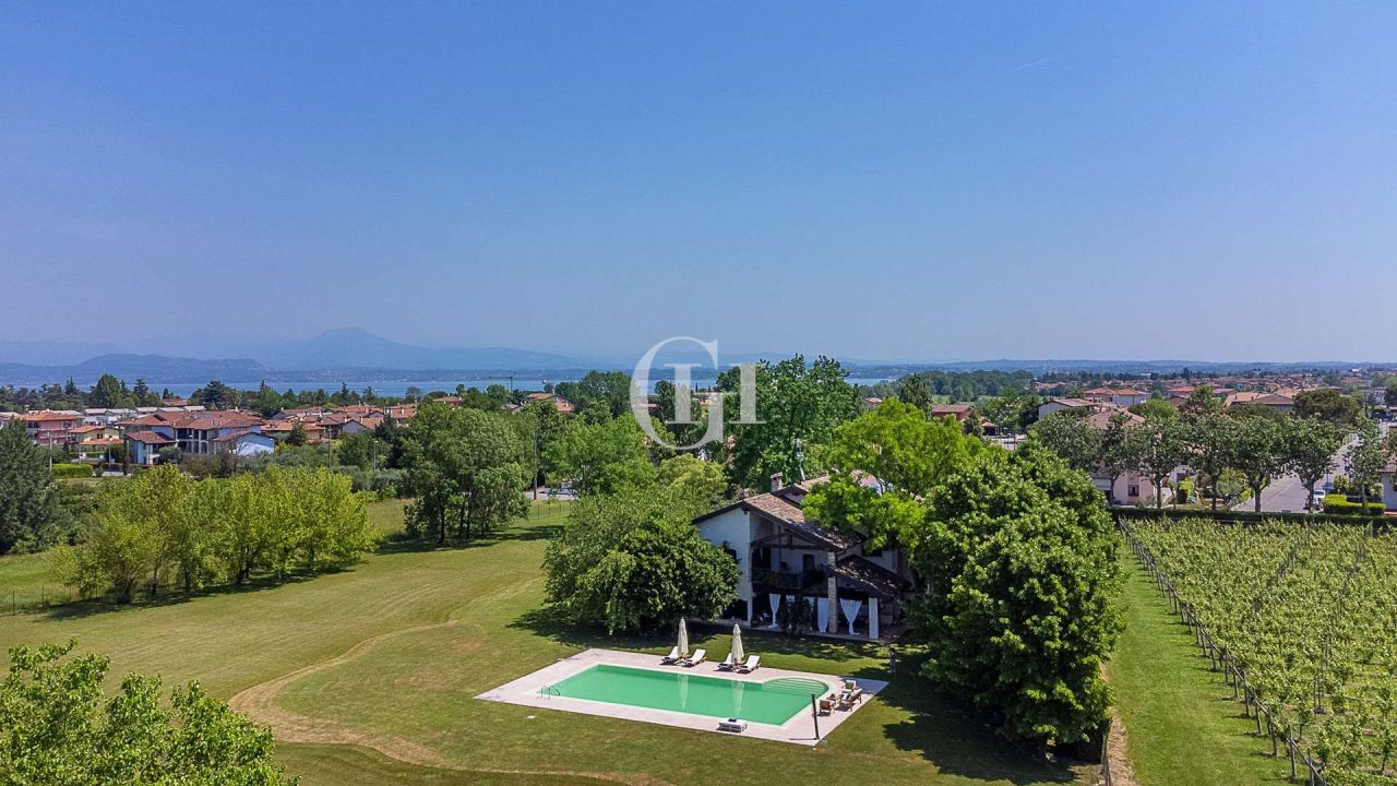 Поместье у озера Гарда, Италия, 950 м² - фото 3