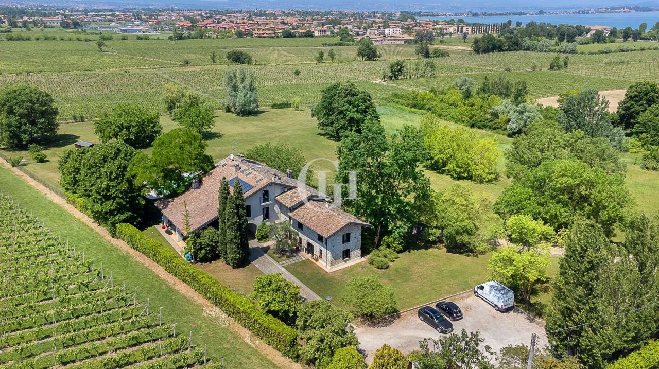 Поместье у озера Гарда, Италия, 950 м² - фото 2