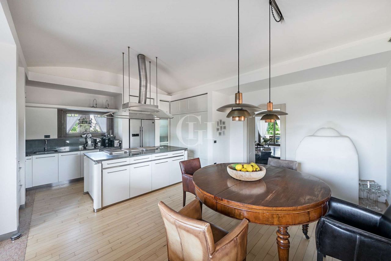 Поместье у озера Гарда, Италия, 950 м² - фото 13