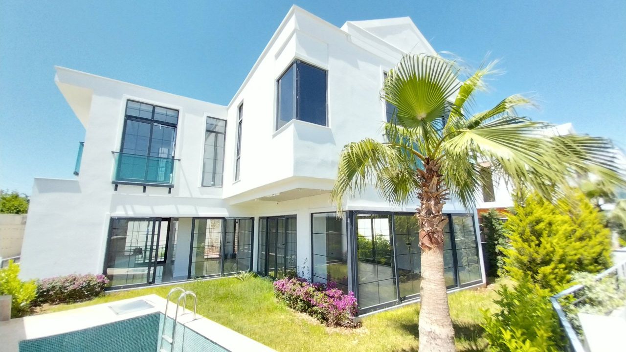 Квартира в Мерсине, Турция, 260 м² - фото 1