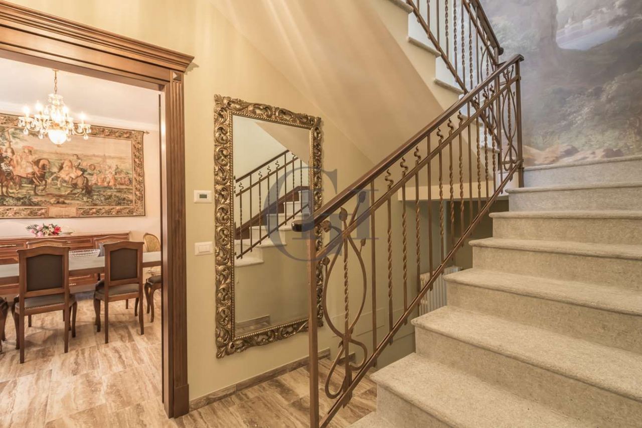 Вилла у озера Комо, Италия, 260 м² - фото 11