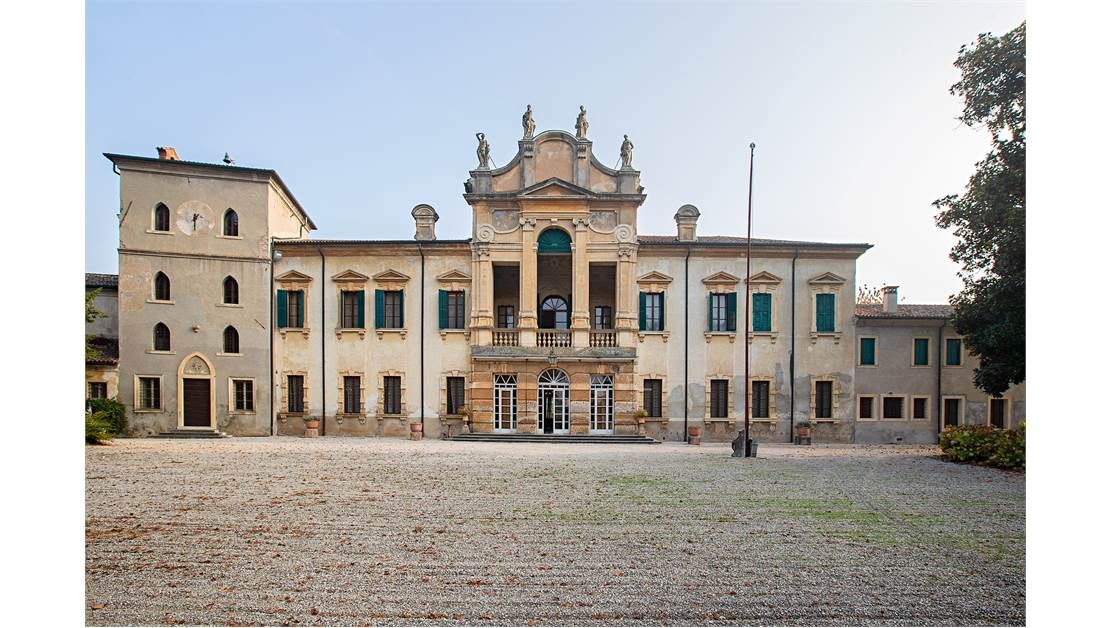 Поместье в Вероне, Италия, 2 300 м² - фото 3