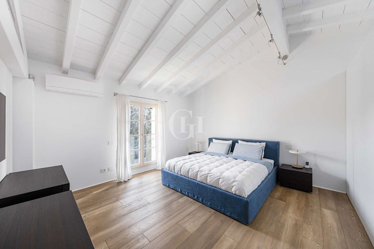 Вилла у озера Гарда, Италия, 473 м² - фото 12