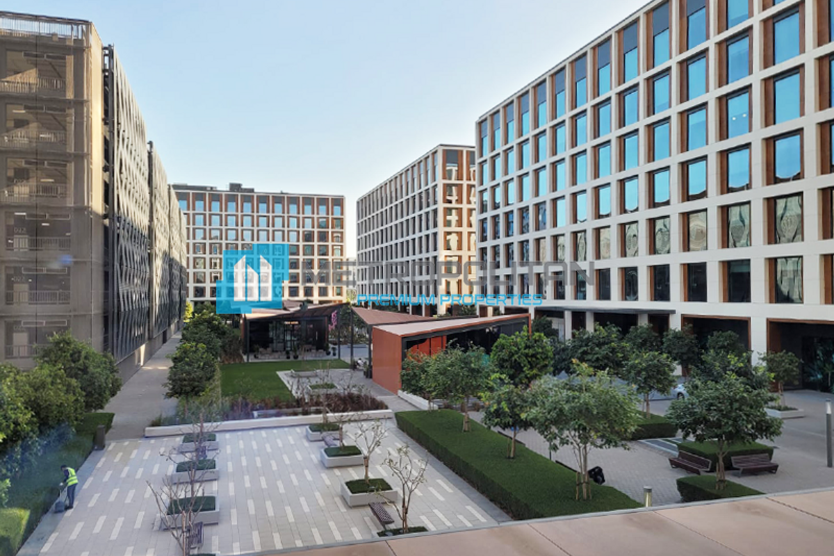 Коммерческая недвижимость в Дубае, ОАЭ, 29 215 м² - фото 1