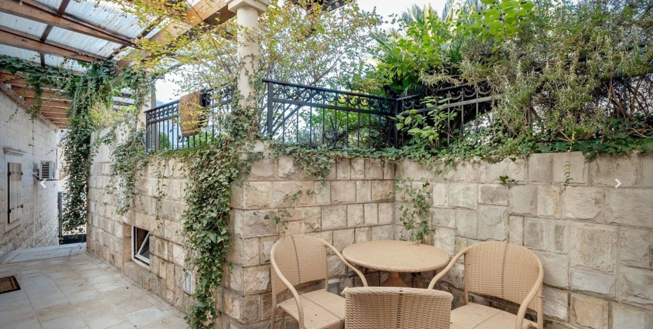 Вилла в Доброте, Черногория, 246 м² - фото 5