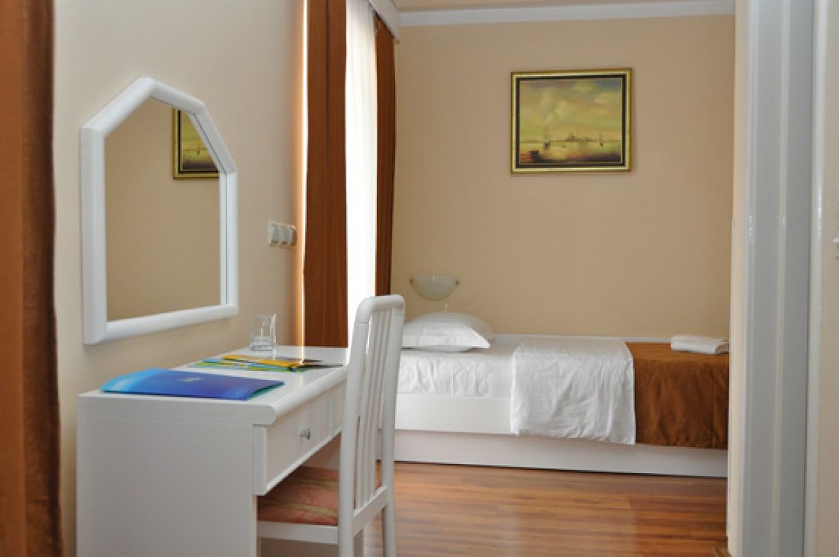 Отель, гостиница в Херцег-Нови, Черногория, 3 300 м2 - фото 1
