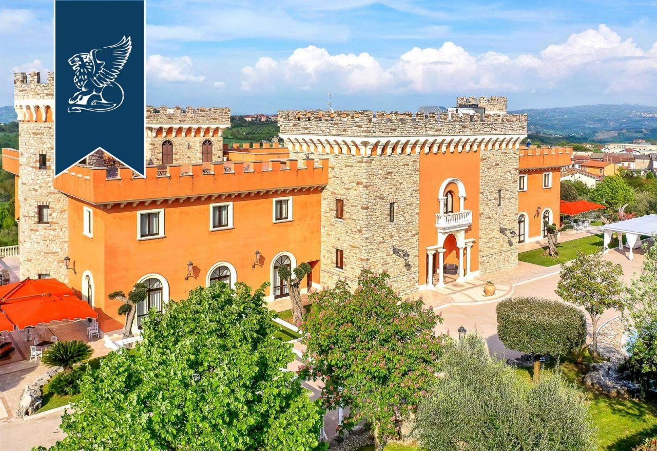 Замок в Авеллино, Италия, 6 000 м2 - фото 1