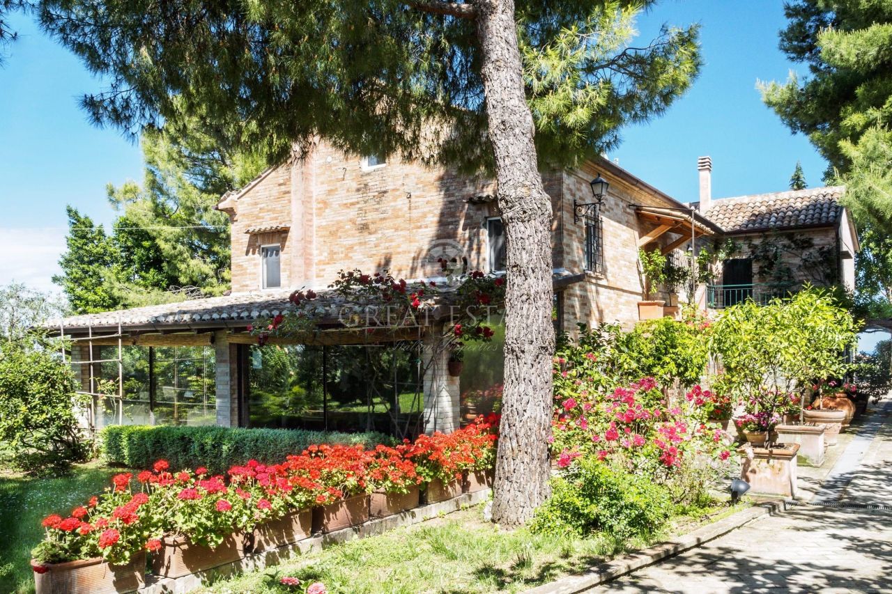 Дом в Фермо, Италия, 490 м² - фото 1