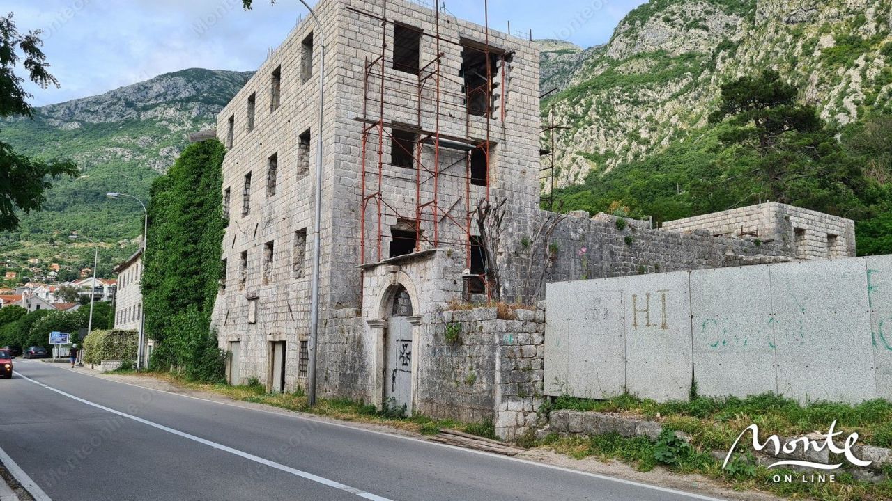 Дом под реконструкцию в Которе, Черногория, 2 127 м2 - фото 1