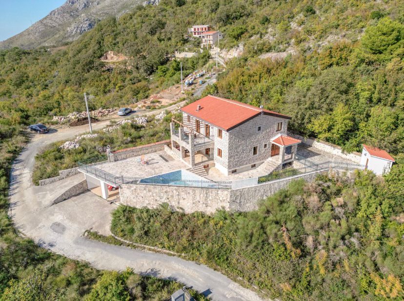 Дом в Будве, Черногория, 466 м2 - фото 1