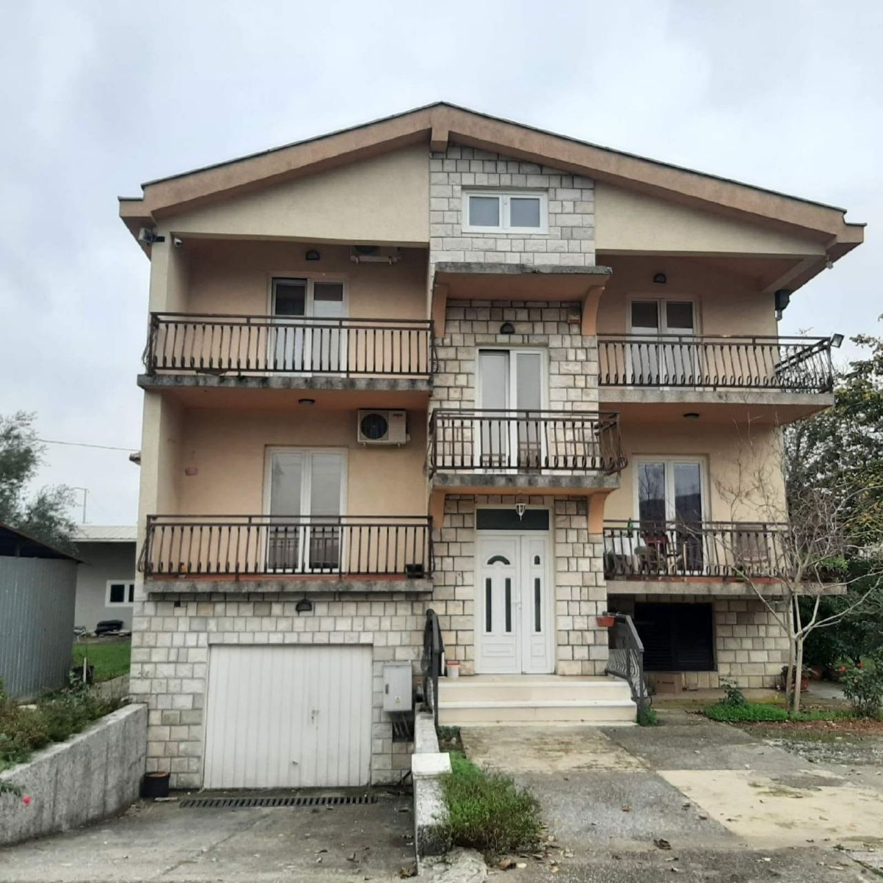Дом в Подгорице, Черногория, 260 м² - фото 1