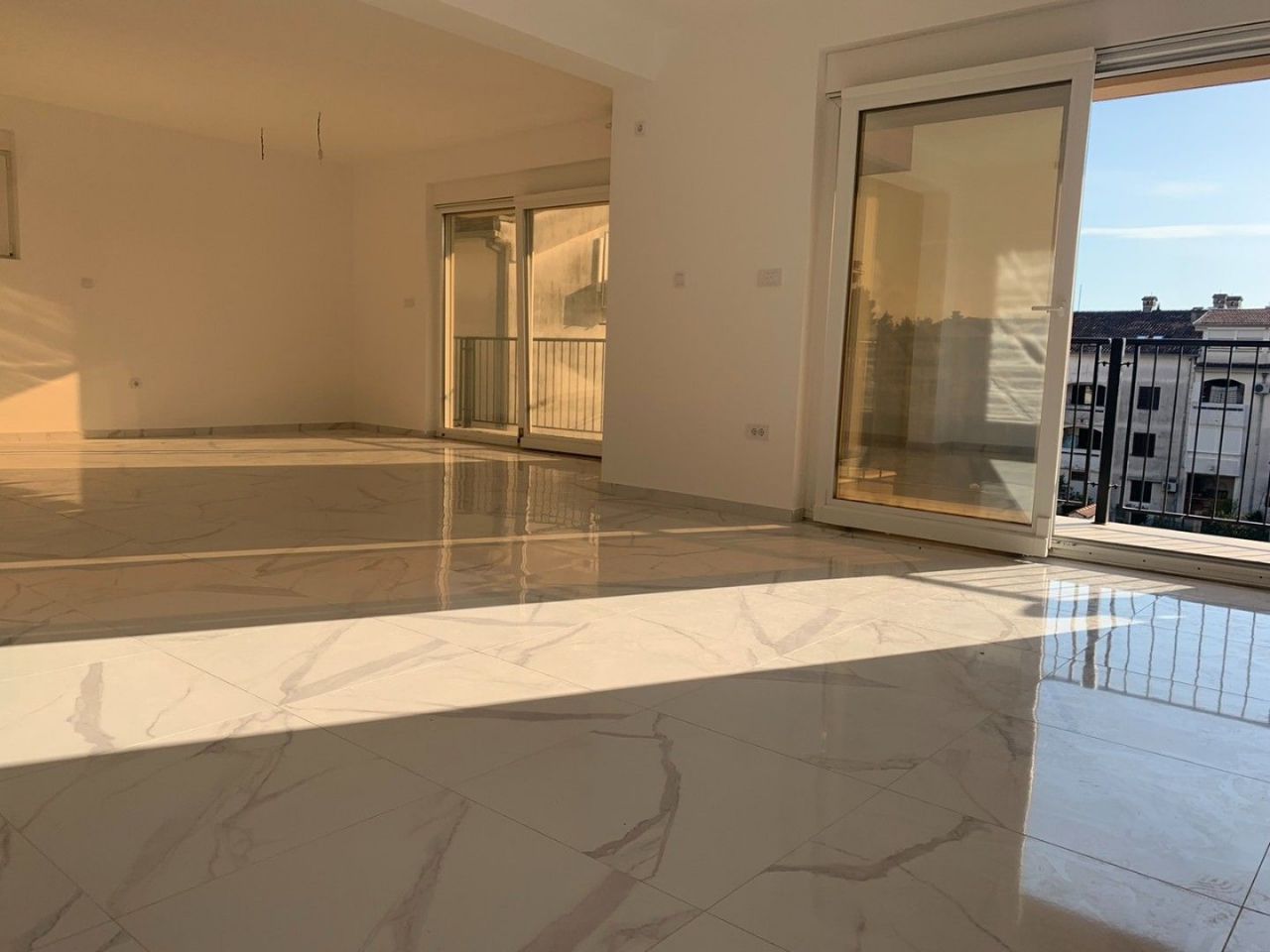 Квартира в Тивате, Черногория, 100 м² - фото 2