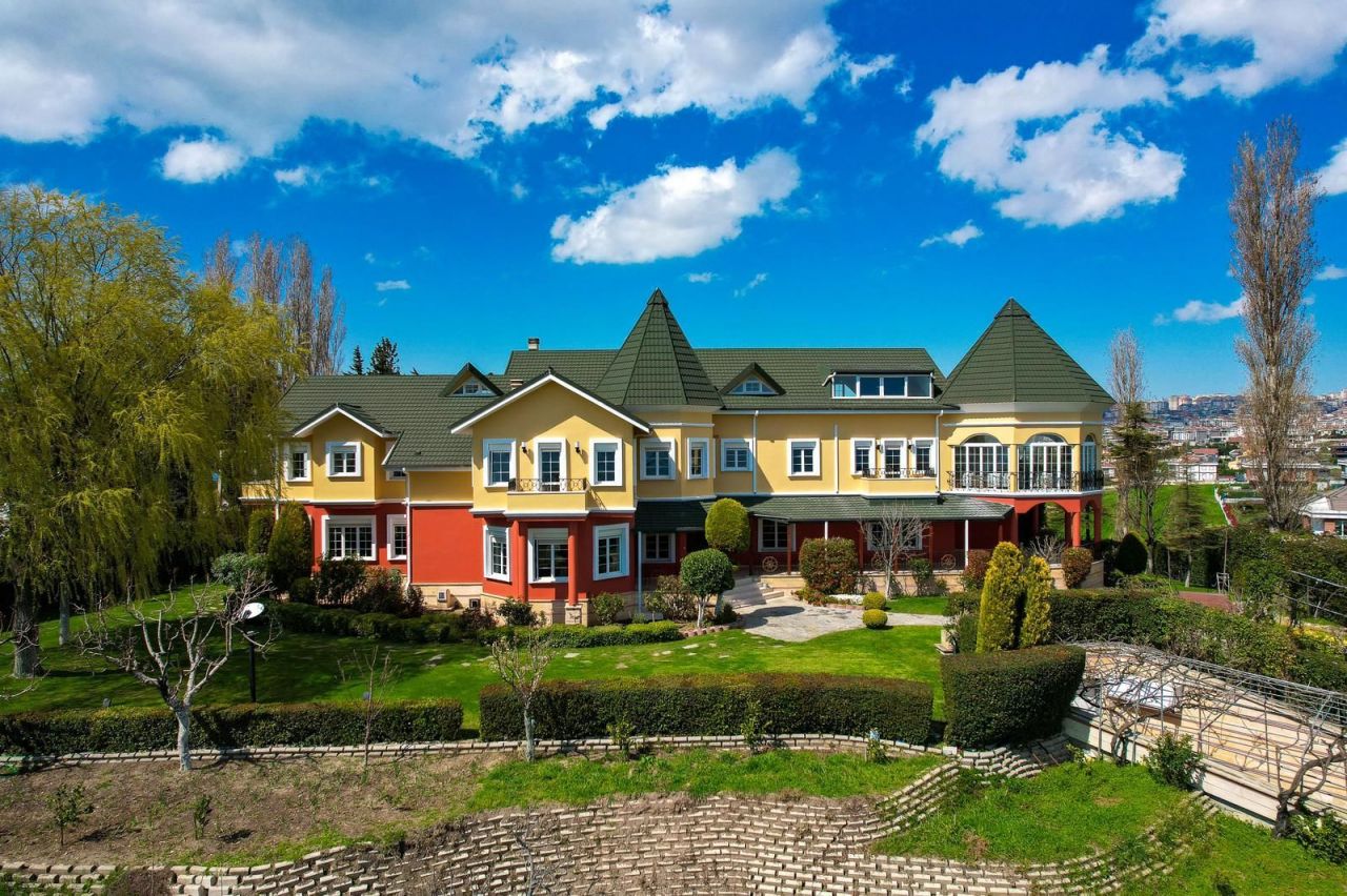 Особняк в Бейликдюзю, Турция, 2 500 м² - фото 1