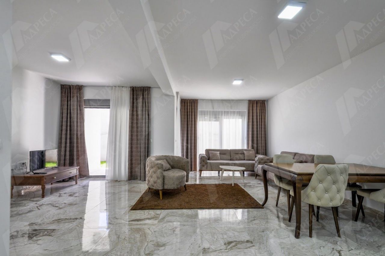 Квартира в Тивате, Черногория, 90 м² - фото 1