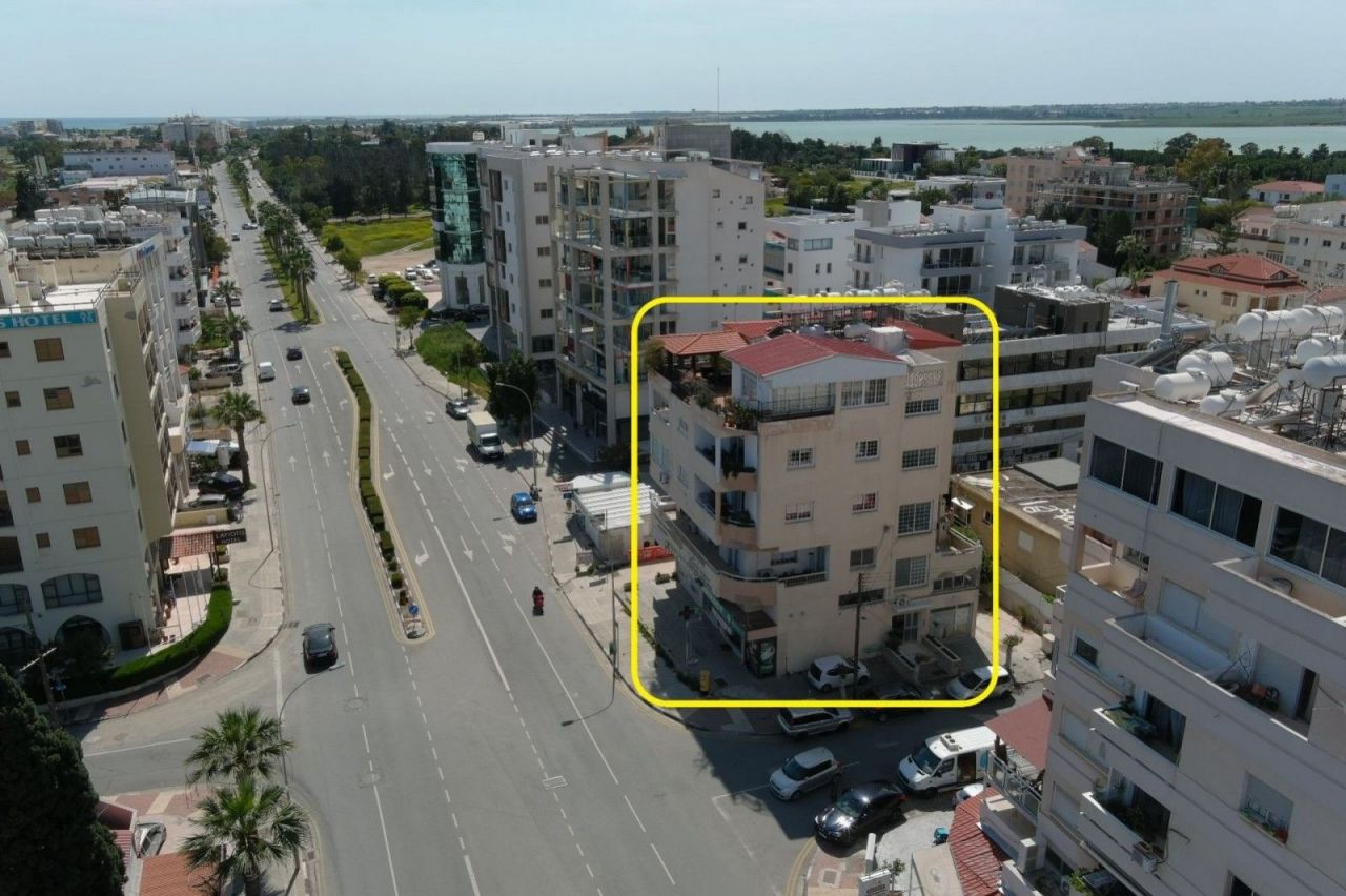 Коммерческая недвижимость в Ларнаке, Кипр, 815 м2 - фото 1