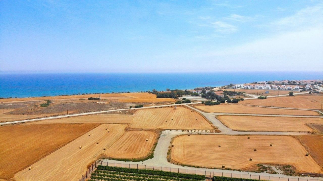 Земля в Ларнаке, Кипр, 10 458 м2 - фото 1