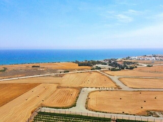 Земля в Ларнаке, Кипр, 17 401 м2 - фото 1