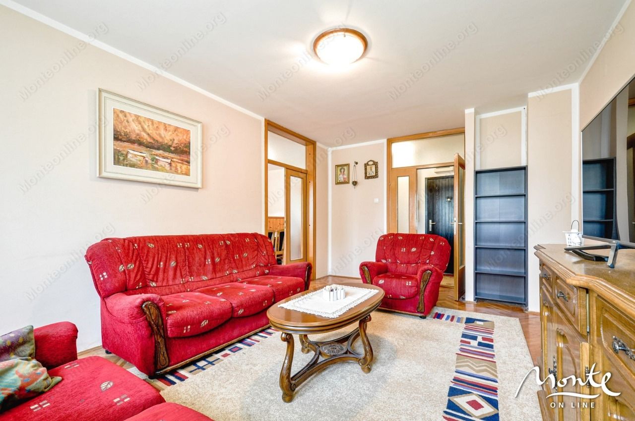Квартира в Тивате, Черногория, 80 м² - фото 1