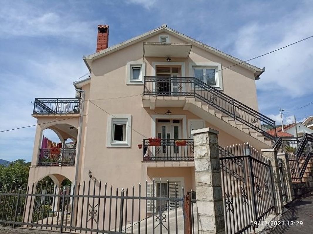 Дом в Херцег-Нови, Черногория, 360 м² - фото 1
