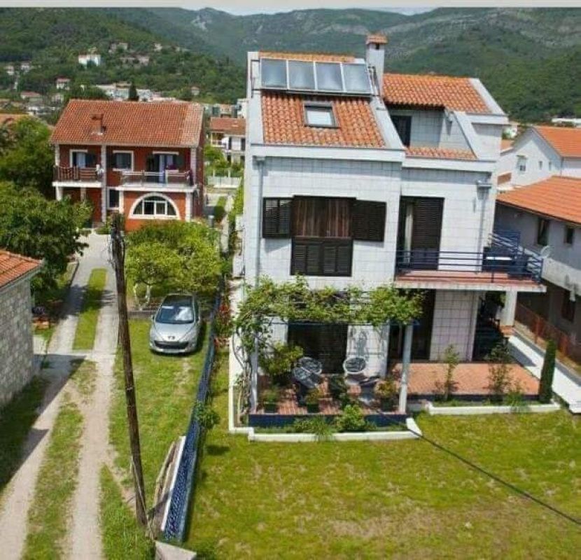 Дом в Херцег-Нови, Черногория, 250 м² - фото 1