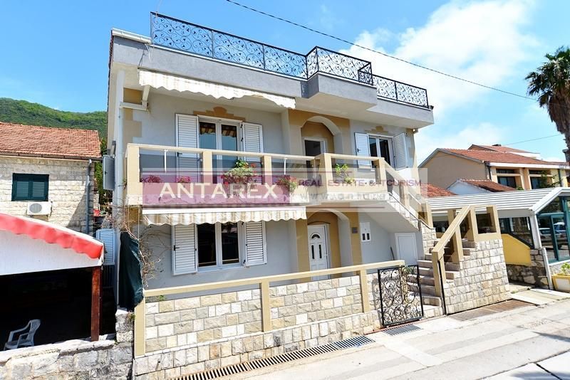 Коммерческая недвижимость в Кумборе, Черногория, 300 м2 - фото 1