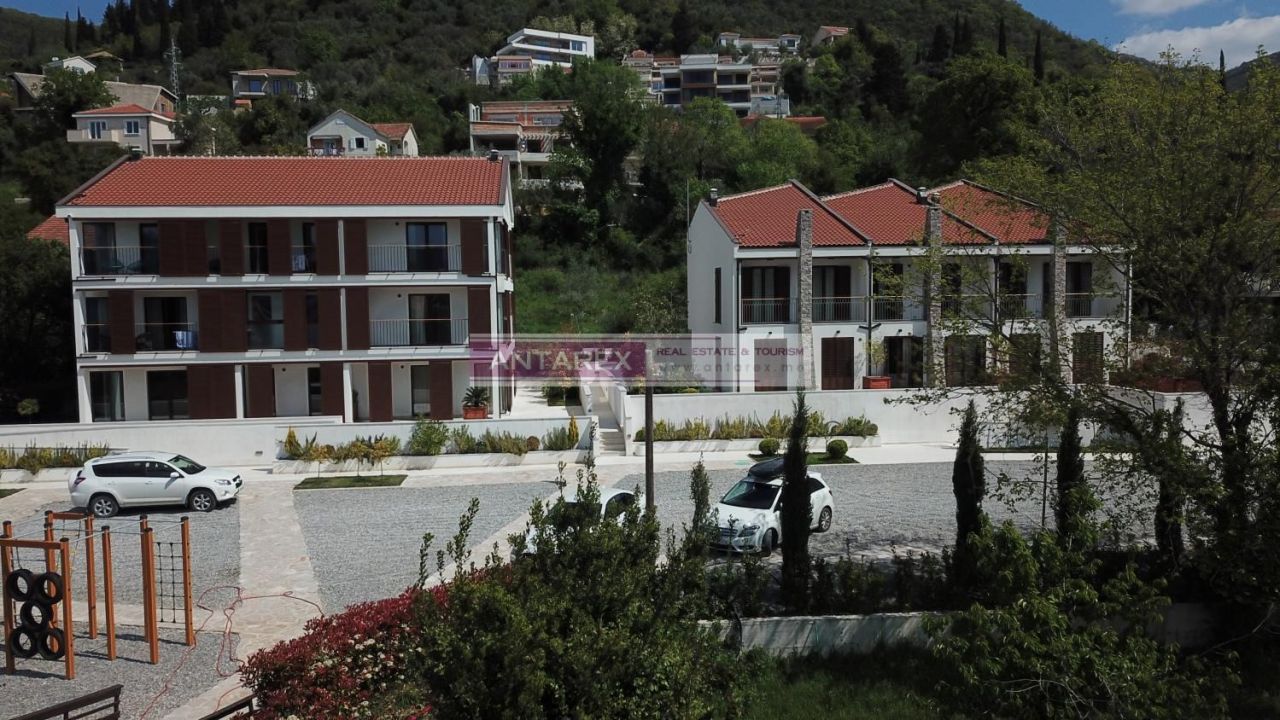 Апартаменты в Тивате, Черногория, 63 м2 - фото 1