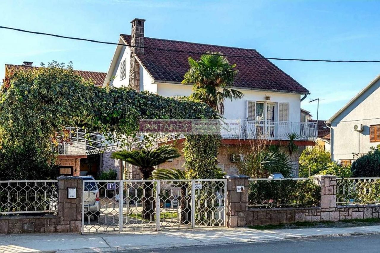 Вилла в Тивате, Черногория, 230 м² - фото 1