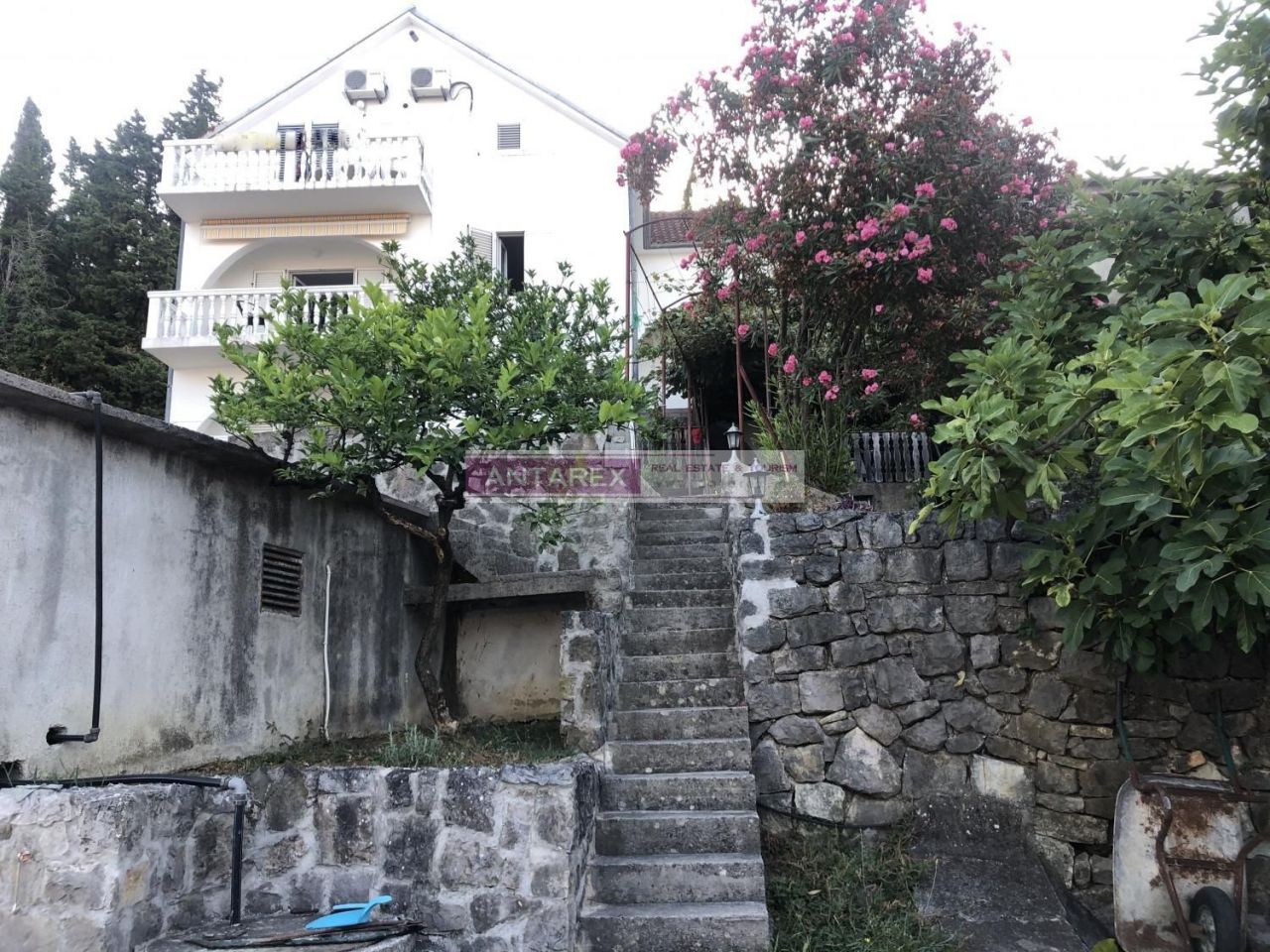 Вилла в Тивате, Черногория, 288 м2 - фото 1