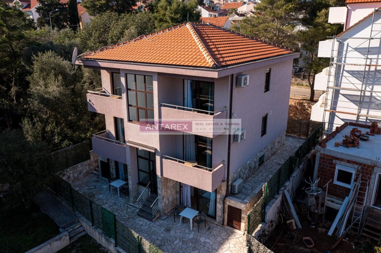 Коммерческая недвижимость в Радовичах, Черногория, 304 м2 - фото 1