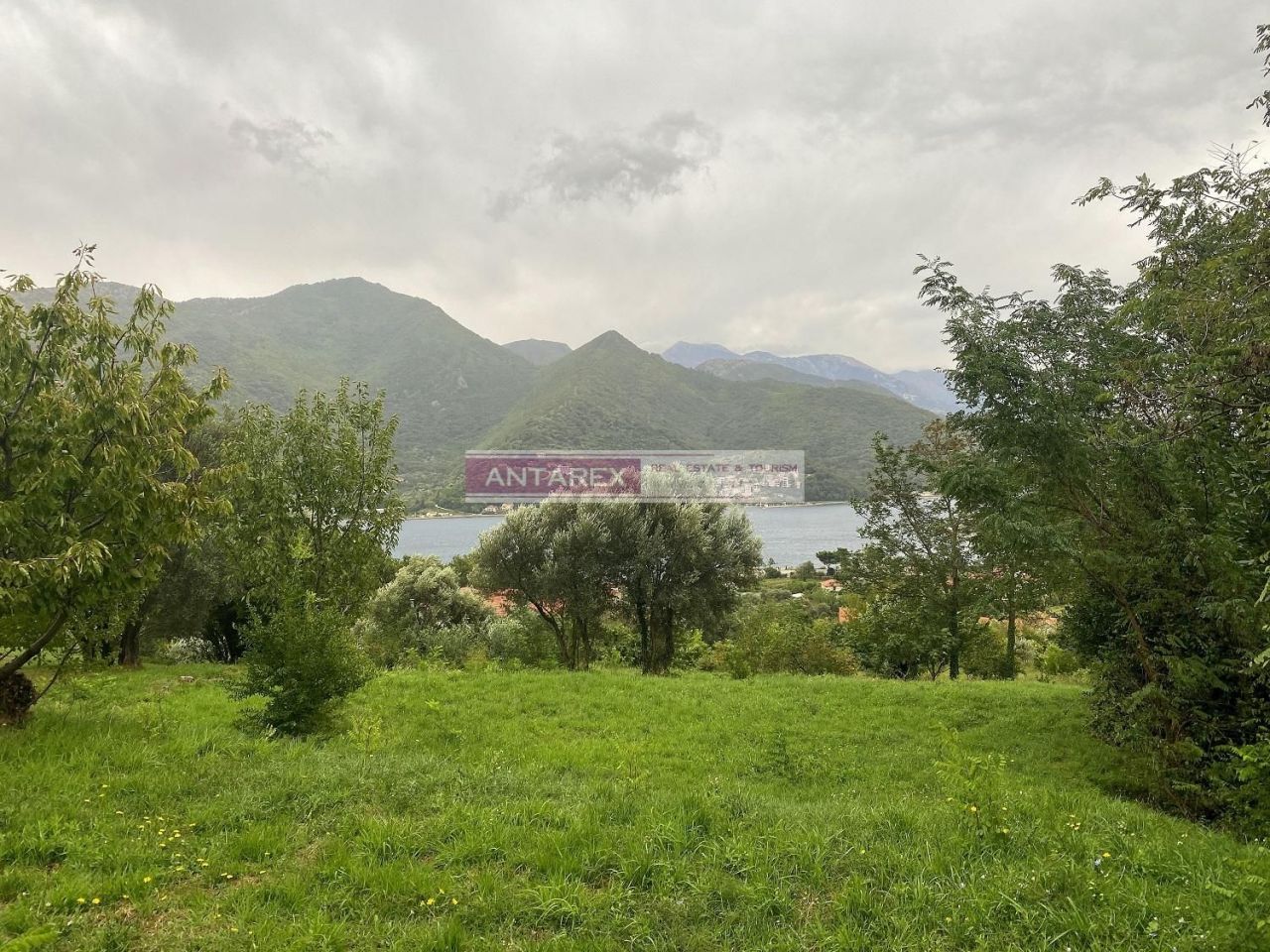 Земля в Каменари, Черногория, 1 990 м2 - фото 1