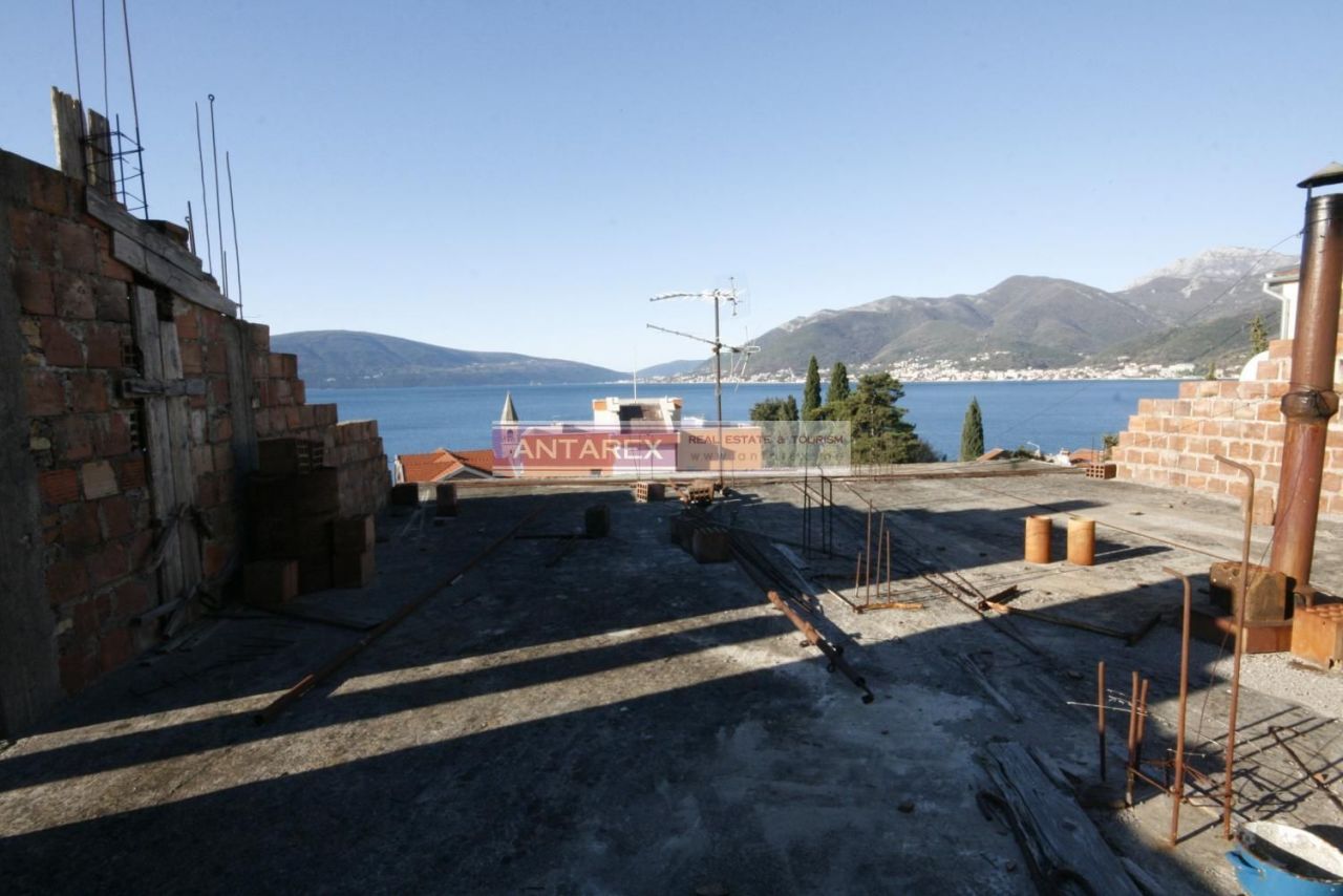 Вилла в Тивате, Черногория, 270 м² - фото 2