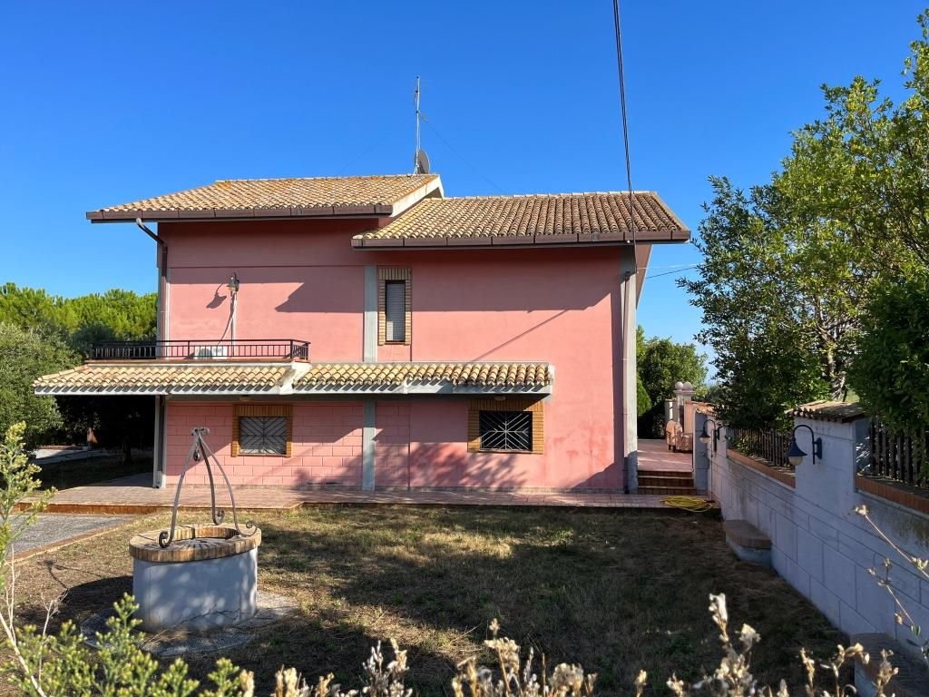 Дом в Читта-Сант-Анджело, Италия, 250 м² - фото 1