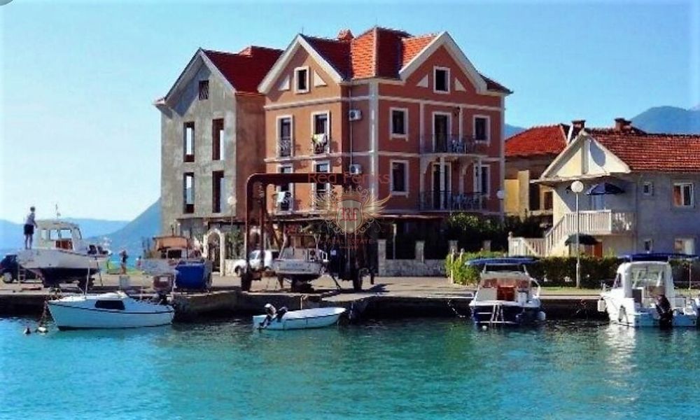 Коммерческая недвижимость в Тивате, Черногория, 363 м2 - фото 1