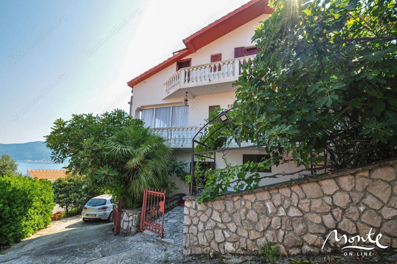 Дом в Тивате, Черногория, 180 м2 - фото 1